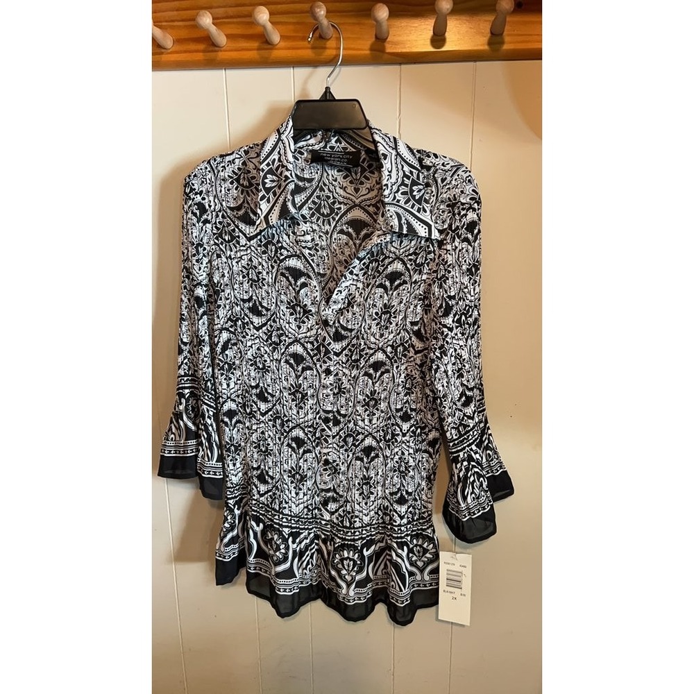 New York City Design Co. Women's Black and White Paisley Blouse